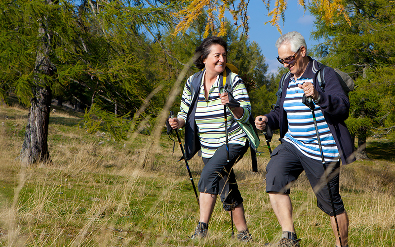 Скандинавская ходьба для пожилых — польза и правила тренировки